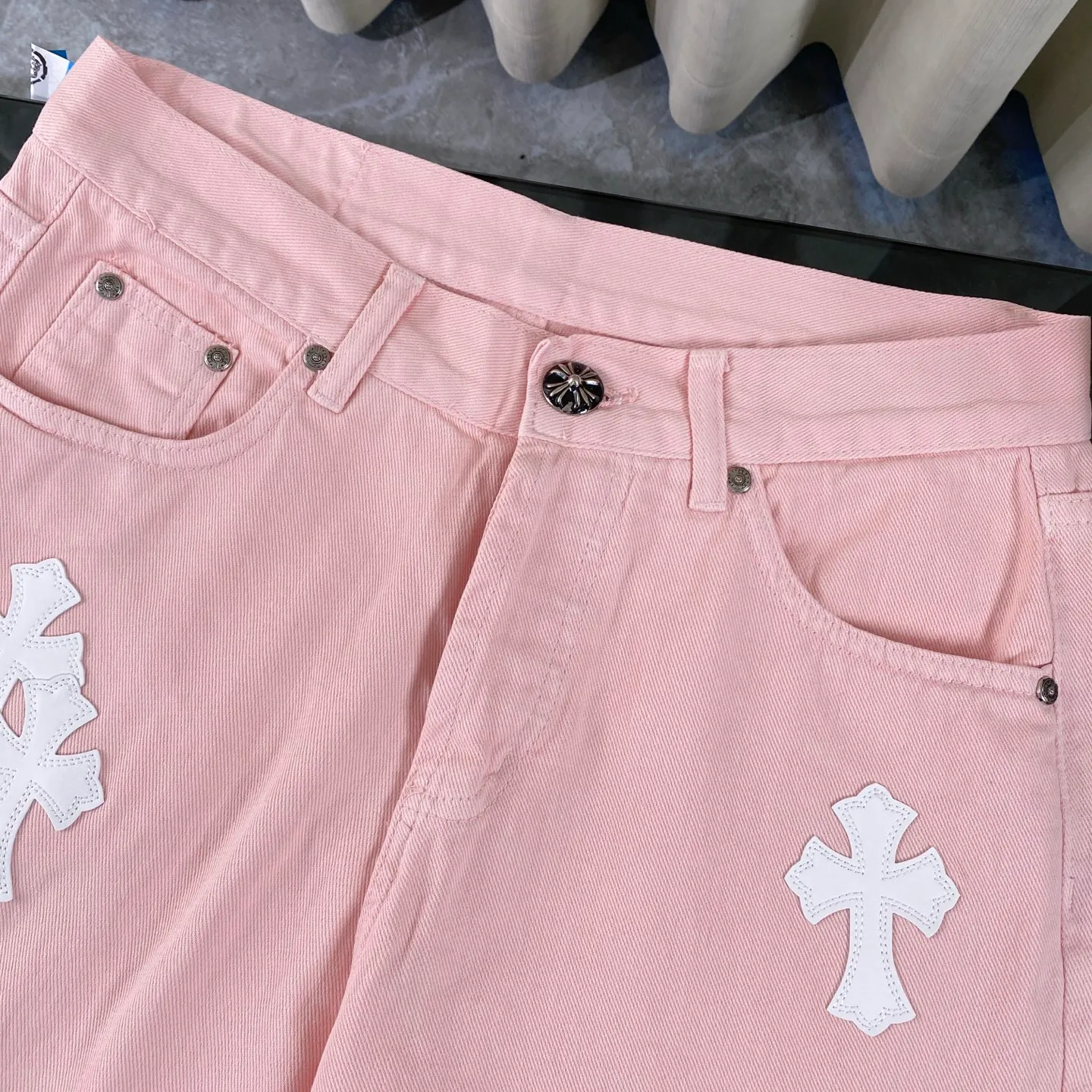 P250 CH Chromehearts 2025 new limited white cross leather couple style washed loose pink jeans 💜 Top quality ceiling quality styles with different washed textures, very friendly to people with thin legs and thick legs, the straight and loose version is very flattering to the leg shape. Moderate length that never goes out of style, easy to match with casual, basic styling for various styles, a must-have in the wardrobe! The fabric is stiff but also makes the upper body soft without losing texture. The washing process is even more perfect. It is a must-have item for everyone! ! ! Washed wheat, hang tag, pants label, complete with three labels, color: pink, size: 28, 30, 32, 34